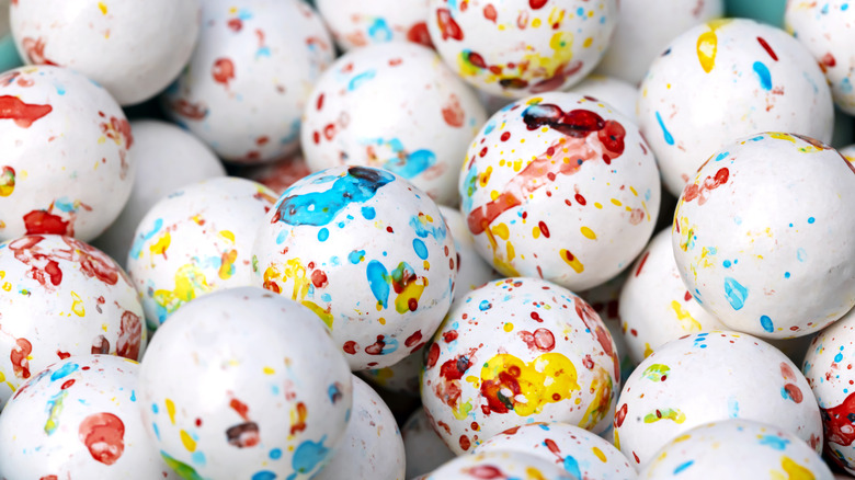 Jawbreakers with multicolored speckles